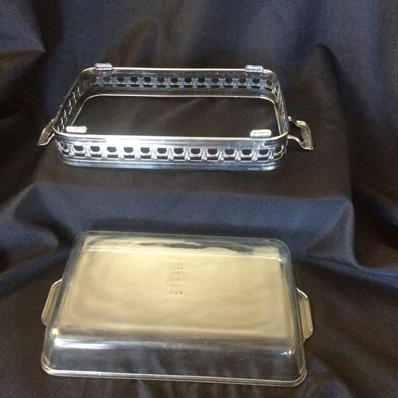 Vintage Pyrex casserole glass dish in serving tray - Picture 5 of 15